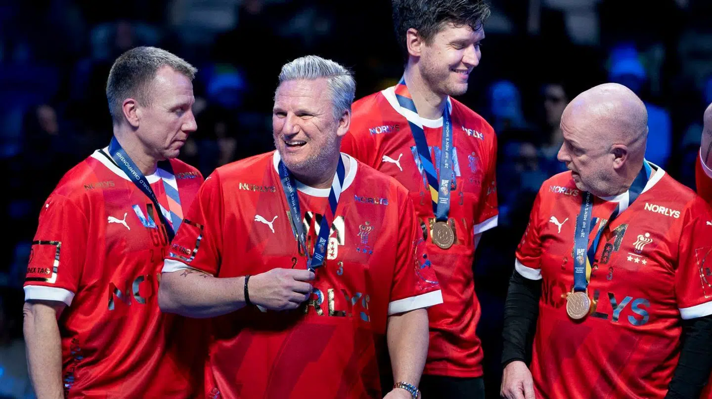 Landstræner Nikolaj Jacobsen ved siden af Kai Johannsen efter VM-guldet i 2023.