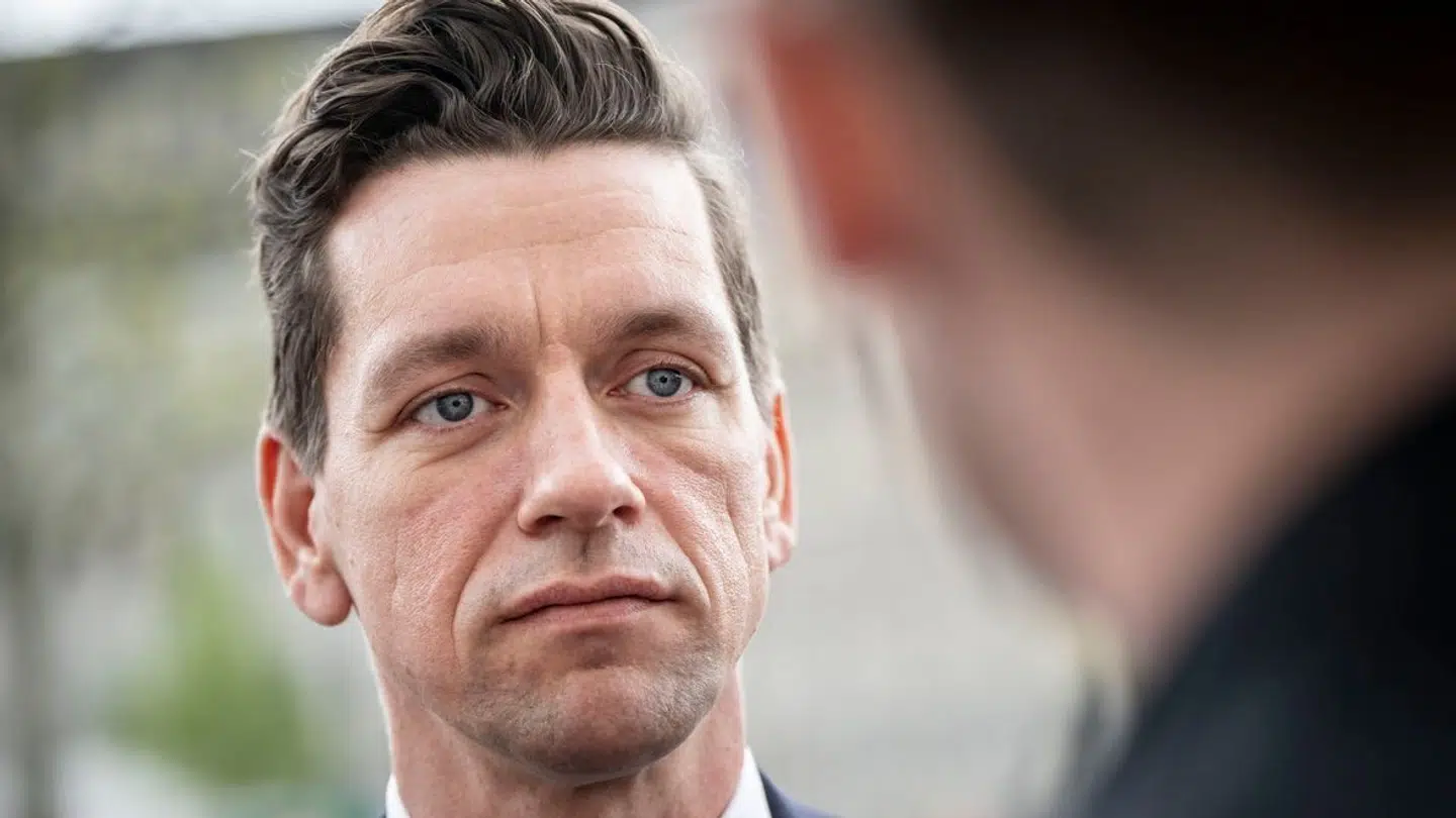 Udlændinge- og integrationsminister Kaare Dybvad Bek lægger ikke fingre imellem i en skriftlig kommentar til B.T.: "Danskerne skal ikke finansiere kønsopdelte bederum til mennesker, der mentalt lever i middelalderen. Det er hovedrystende skørt, at det kan finde sted på en dansk uddannelsesinstitution"