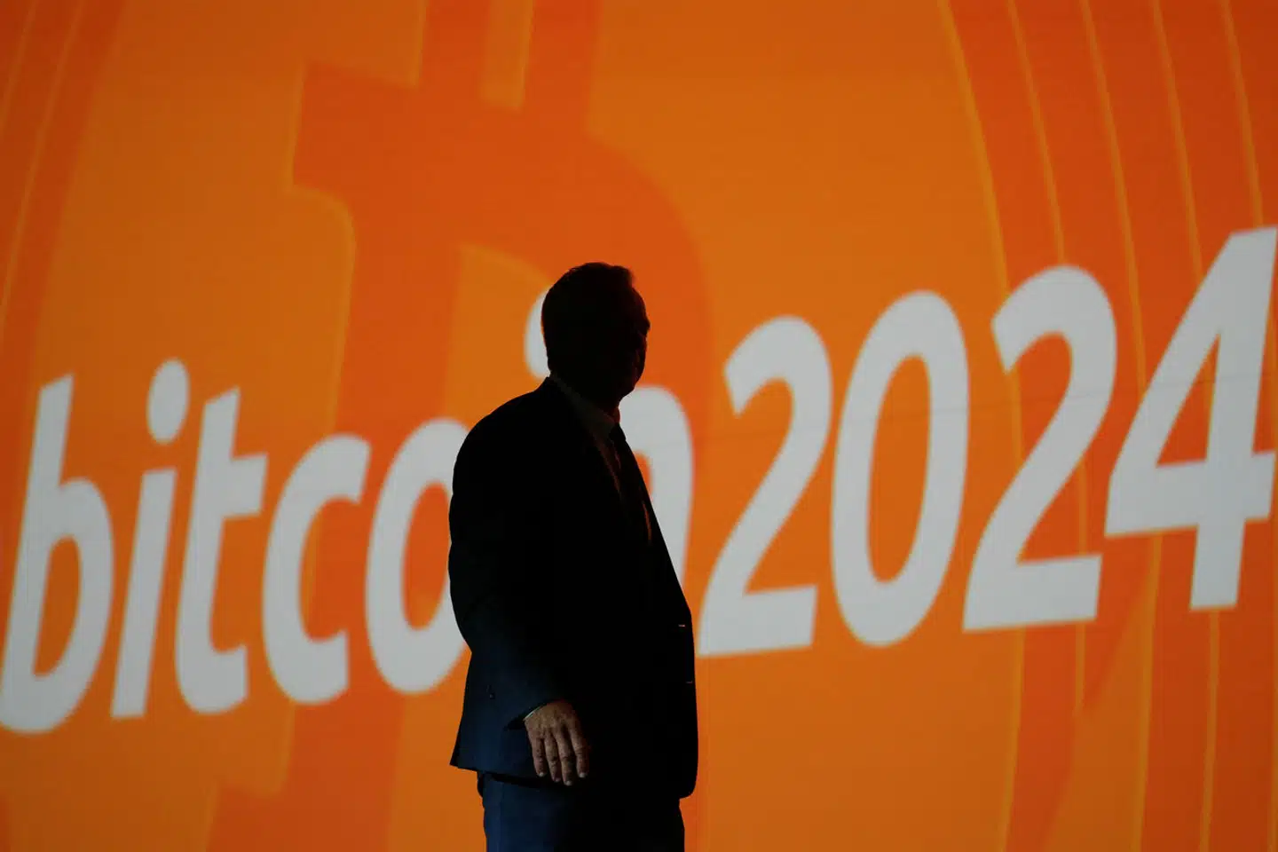 I januar godkendte det amerikanske børstilsyn, SEC, ansøgninger fra en række amerikanske bitcoin-ETFer. Det betyder, at mange investorer nu har mulighed for at investere i en fond på den amerikanske børs, der køber bitcoins på vegne af dem.