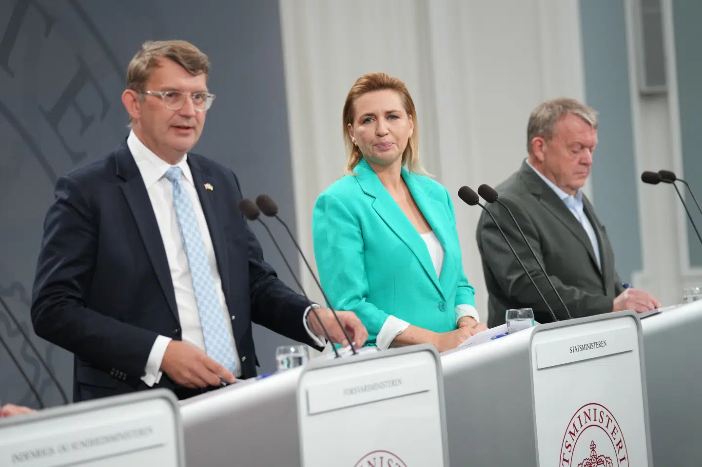 Forsvarsminister Troels Lund Poulsen (V), statsminister Mette Frederiksen (S) og udenrigsminister Lars Løkke Rasmussen (M) præsenterede onsdag regeringens sundhedsudspil. I oktober er de med, når regeringen afholder et uddannelsespolitisk topmøde i Odense. (Arkivfoto).