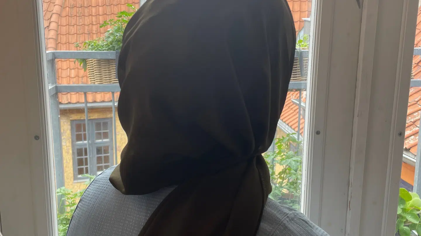 Storesøsteren til kvinderne, der af britiske medier er blevet kaldt 'terrortvillinger', står nu klar til at tage sig af den otteårige dreng, der skal evakueres fra Syrien med sin mor. Hun tror på, han nok skal få et fint liv i Danmark. Foto: Tine Toft