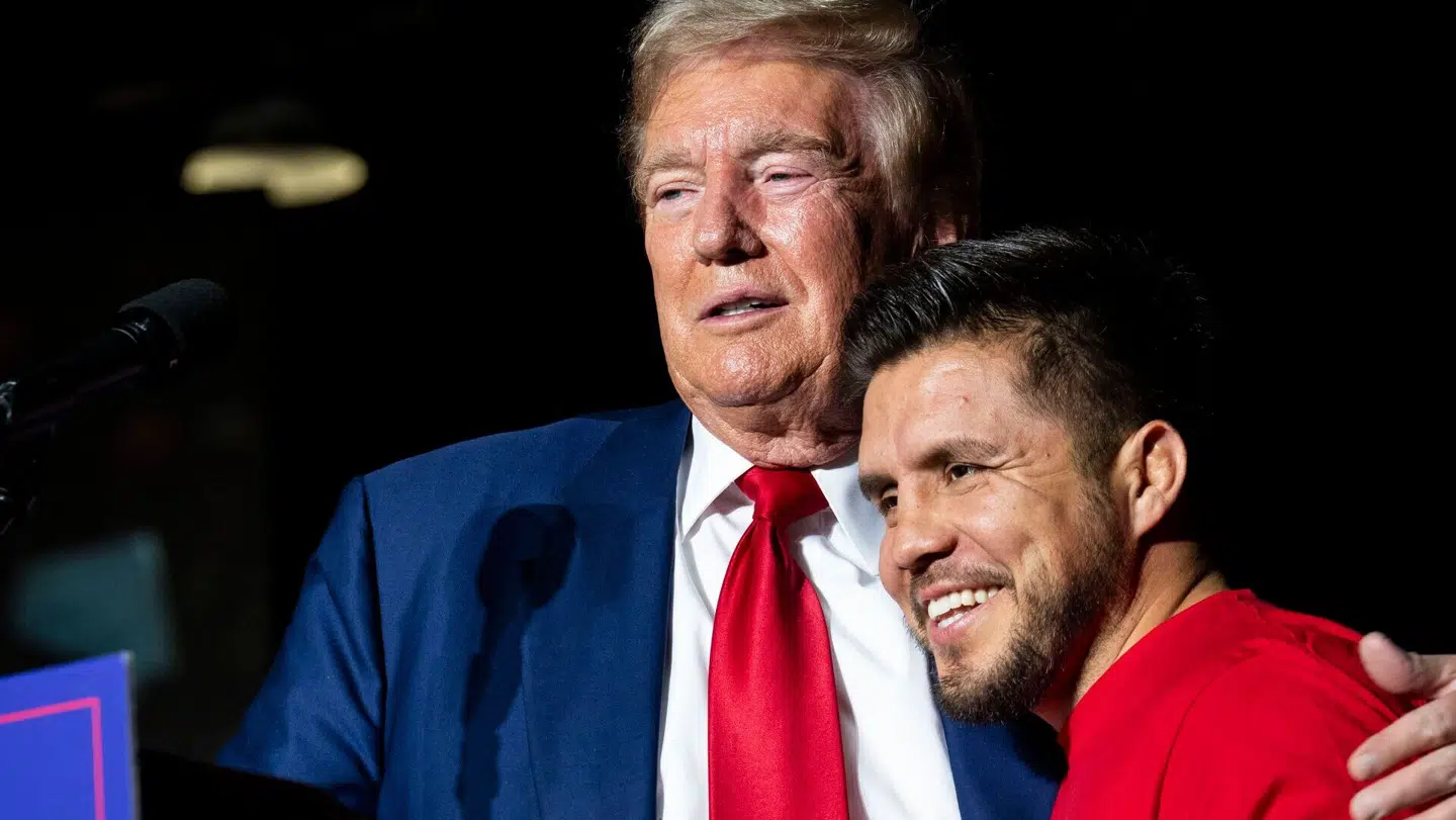 Henry Cejudo på talerstolen med Donald Trump i Las Vegas.