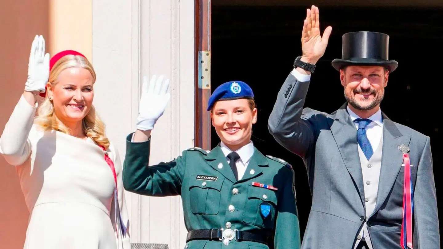 Den norske prinsesse Ingrid Alexandra i fuld uniform flankeret af sine forældre, de norske kronprinspar, på Norges nationaldag 17. maj.
