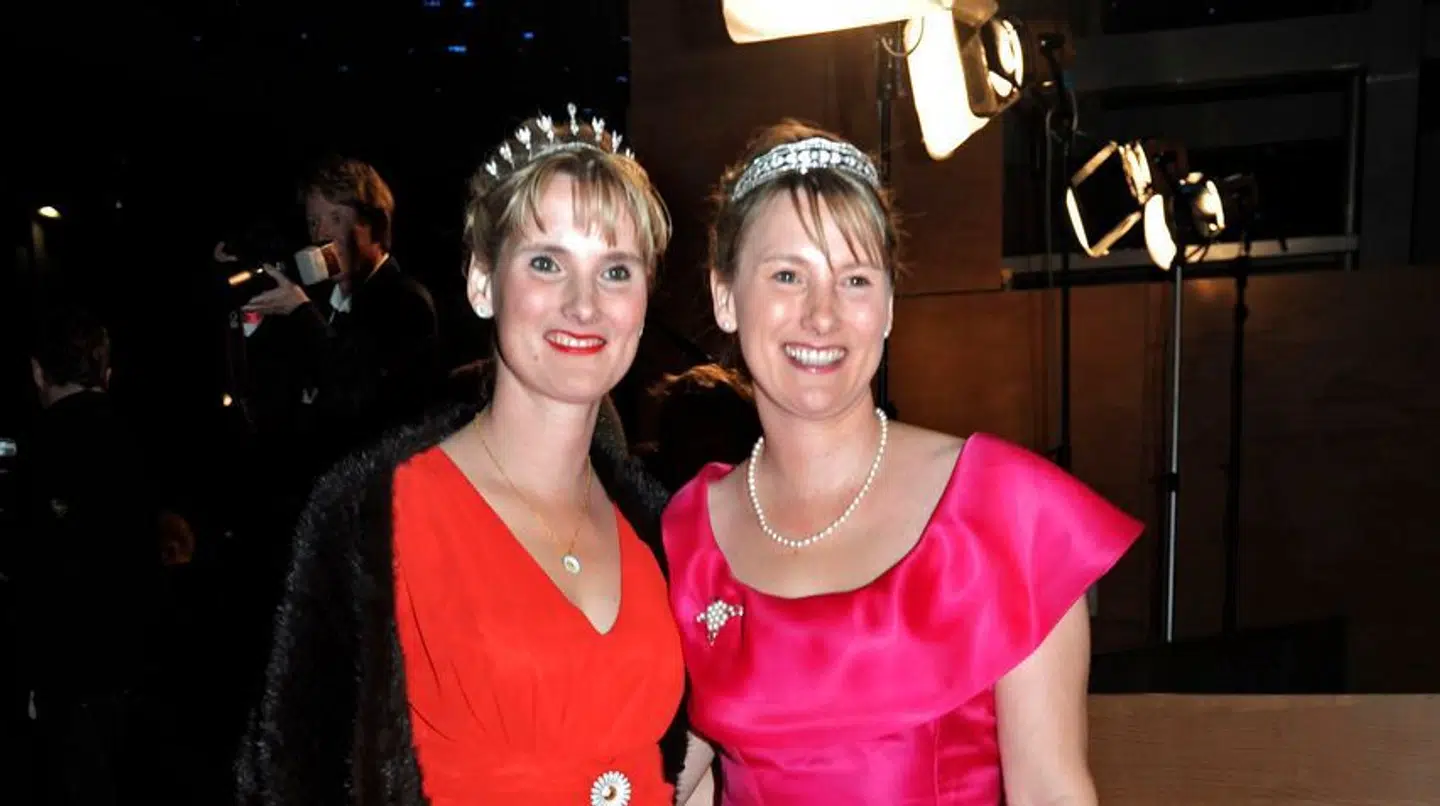 Her ses Rosenborg-tvillingerne Camilla og Josephine ved fejringen af dronning Margrethes 40-års regentjubilæum i 2012.