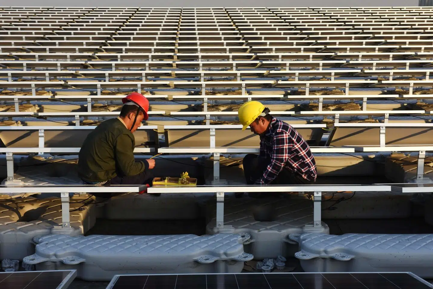 Kinesiske arbejdere på en flydende solcellepark i Huainan. Arkivfoto: AFP, Scanpix