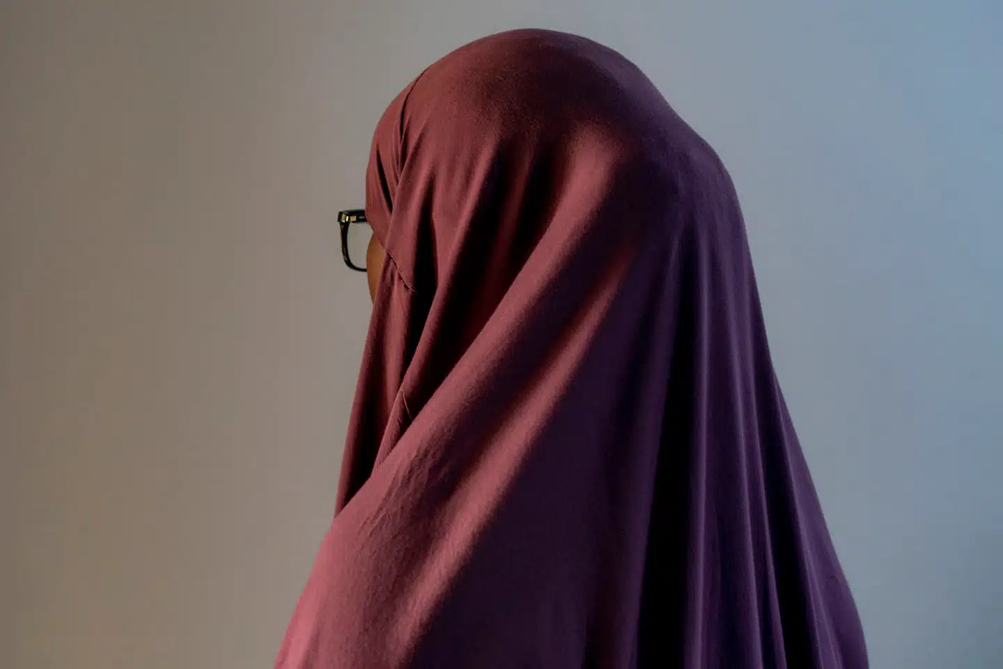 Siden 2019 har det været ulovligt at tvinge en person over 18 år til at rejse til udlandet eller at forhindre dem i at rejse tilbage til Danmark.