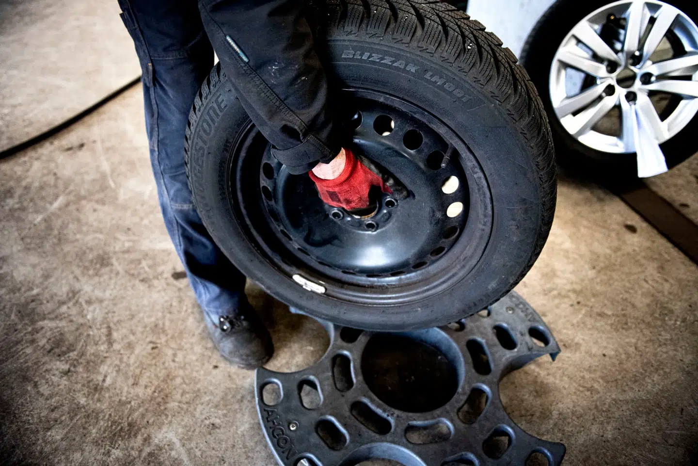 »Hvis Arbejdstilsynet i dag kommer på kontrolbesøg hos et værksted og opdager, at der er en fritidsjobber ansat, og at der er maskiner til stede på værkstedet, så udstedes der et strakspåbud om, at værkstedet skal afskedige fritidsjobberen.«