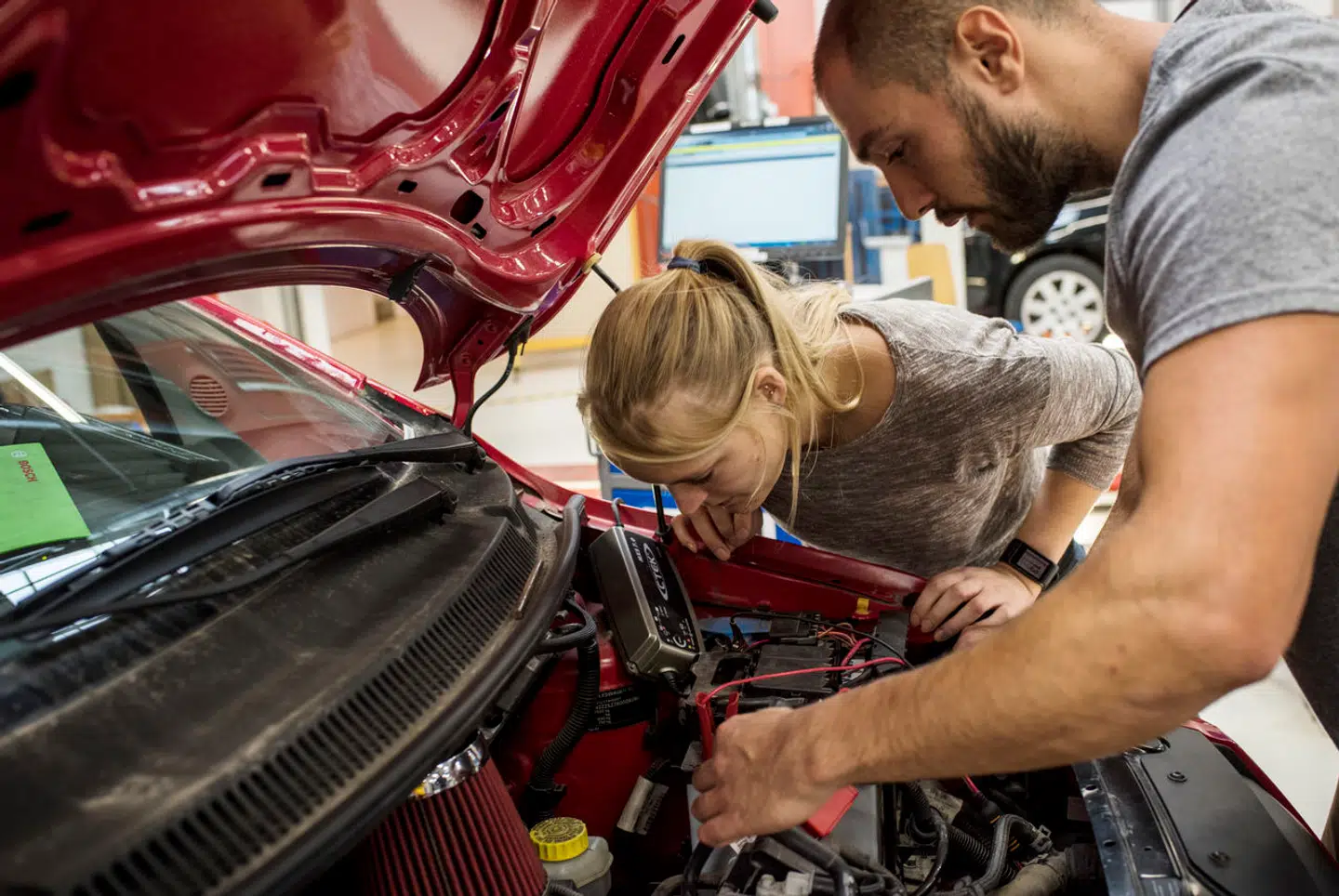 »Vi skal gøre op med uddannelsessnobberiet og ligestille den måde, som vi portrætterer alle ungdomsuddannelser på, for vi har ikke kun brug for djøffere, men også dygtige og kvalificerede håndværkere, kokke og landmænd,« skriver Ingrid Sofie Frich og Noah Drømme Bredberg. Her ses elever på mekanikeruddannelsen i Hvidovre.