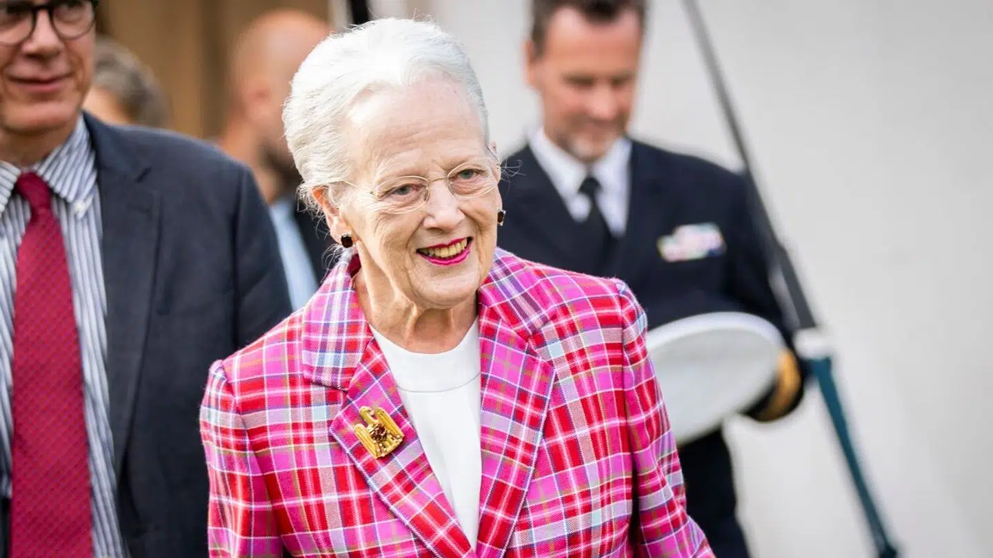 Dronning Margrethe ved uddelingen af Rungstedlundprisen 2024 på Karen Blixen Museum på Rungsted Kyst mandag den 16. september 2024. Prisen på 50.000 kroner er stillet til rådighed af Hørsholm Kommune. Årets modtager er Professor i astrofysik ved Niels Bohr Institutet, Anja C. Andersen. (Foto: Ida Marie Odgaard/Ritzau Scanpix)