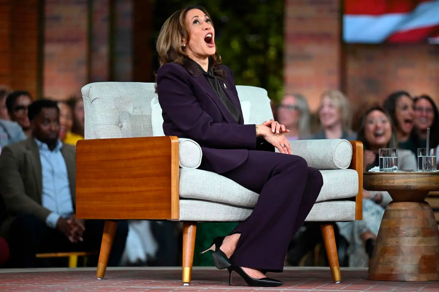 Kamala Harris bruger et trick, som med god grund driver Trump-kampagnen til vanvid. Her er Harris foreviget fredag under en optræden med tv-stjernen Oprah Winfrey