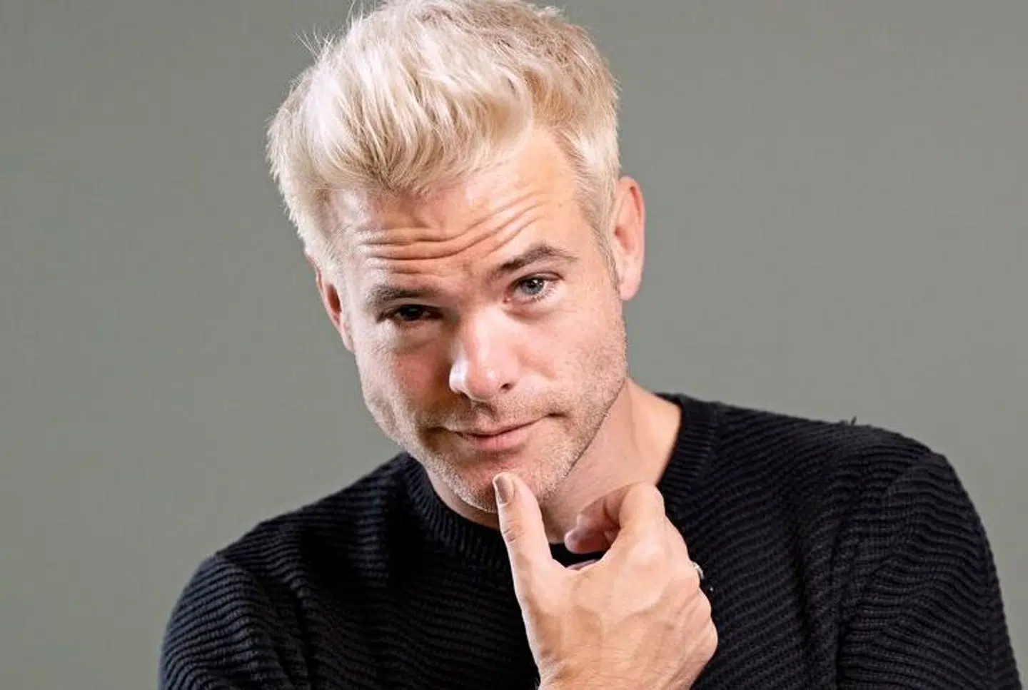 Silas Holst har altid elsket hunde. Nu har han to.