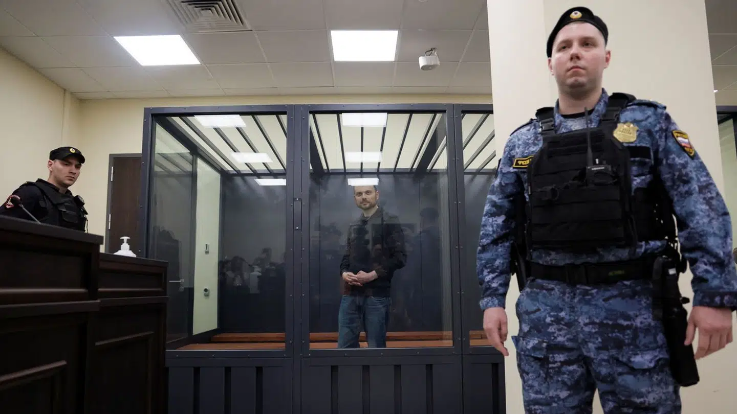 Her ses Vladimir Kara-Murz, da han var for en domstol i Rusland.