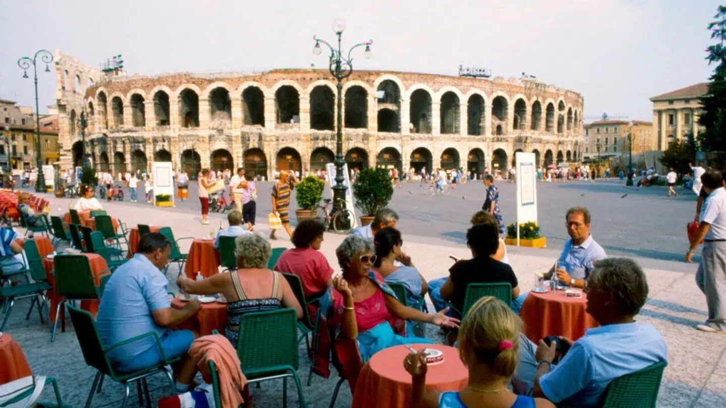 Her ses fortovscafe foran Operaen i Verona. Flyprisen til den by er faldet med 35 procent.