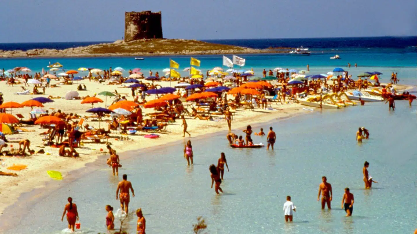 Her er Stintino-stranden på Sardinien.