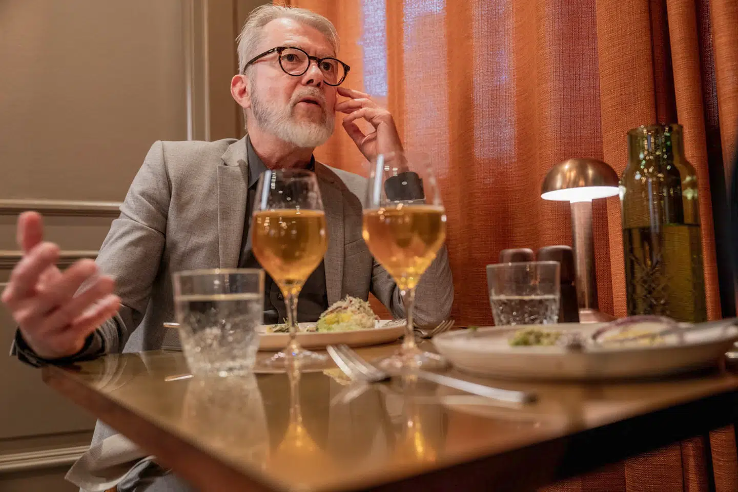 Søren Frank er madanmelder på Berlingske, men hans seneste reportage fra en middag på Færøerne, hvor Pilou Asbæk også var til stede, har skabt en massiv shitstorm.