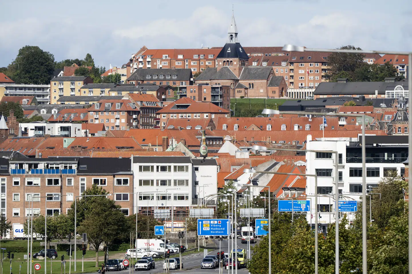 Forløbet omkring de nye ejendomsvurderinger har været kaotisk, siden de for et år siden blev sendt ud til 1,7 millioner boligejere. Nu vil De Konservative, der er et af forligspartierne bag den omstridte boligbeskatning, lægge vurderinger i graven og erstatte dem med en ny model. (Arkivfoto).