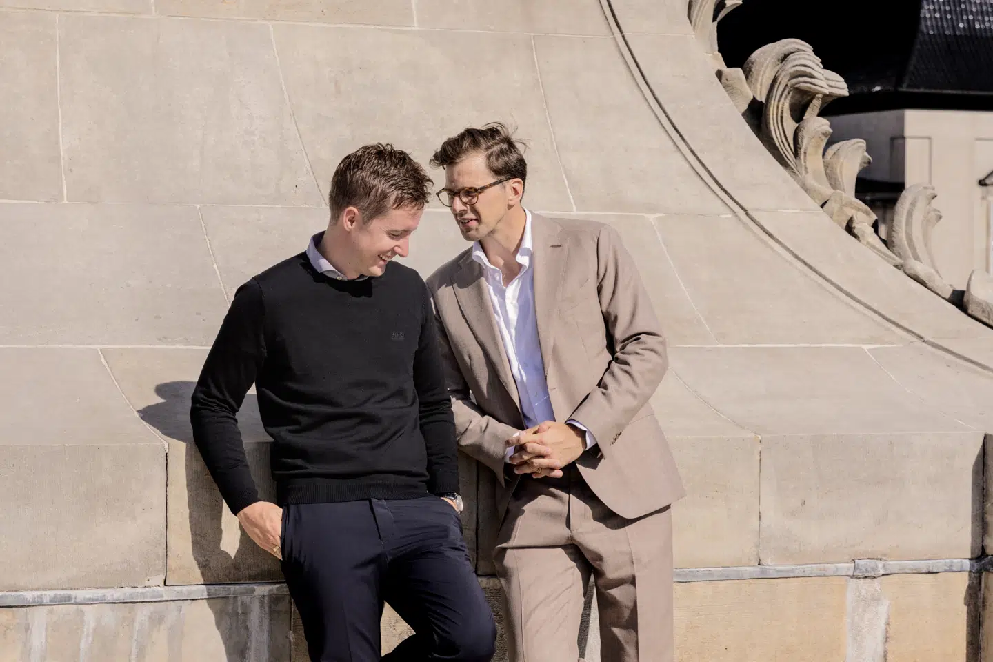 SF-gruppeformand Jacob Mark (til venstre) og LA-formand Alex Vanopslagh (til højre) er hovedpersonerne i bogen "Mark & Vanopslagh: Politik og parløb" skrevet af nyhedsvært på TV 2 Troels Mylenberg og som udkommer tirsdag.