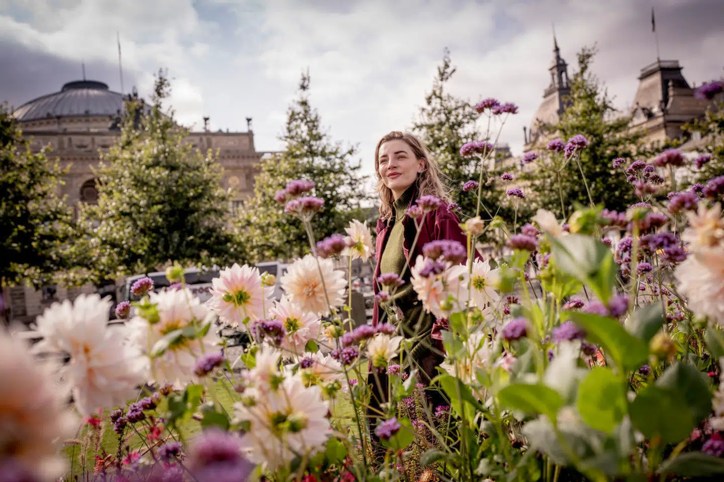 Skuespiller Molly Egelind og hendes mand, som også er skuespiller, var begge nyuddannede, da de vendte byen ryggen og flyttede på landet, og det faktum spillede også ind i deres beslutning: »Vi var selvfølgelig bange for at sætte os for dyrt, så det var en oplagt mulighed at flytte i en slags bofællesskab med min mor.«
