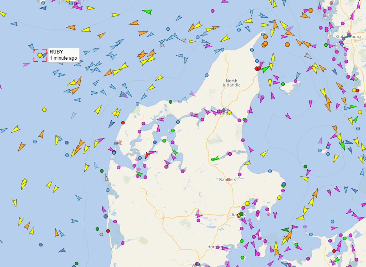 Her ses skibets nuværende position (lørdag klokken 14.09) ud for Norges kyst. Skibet er på vej rundt om Jyllands nordlige kyst og ned til Storebælt.