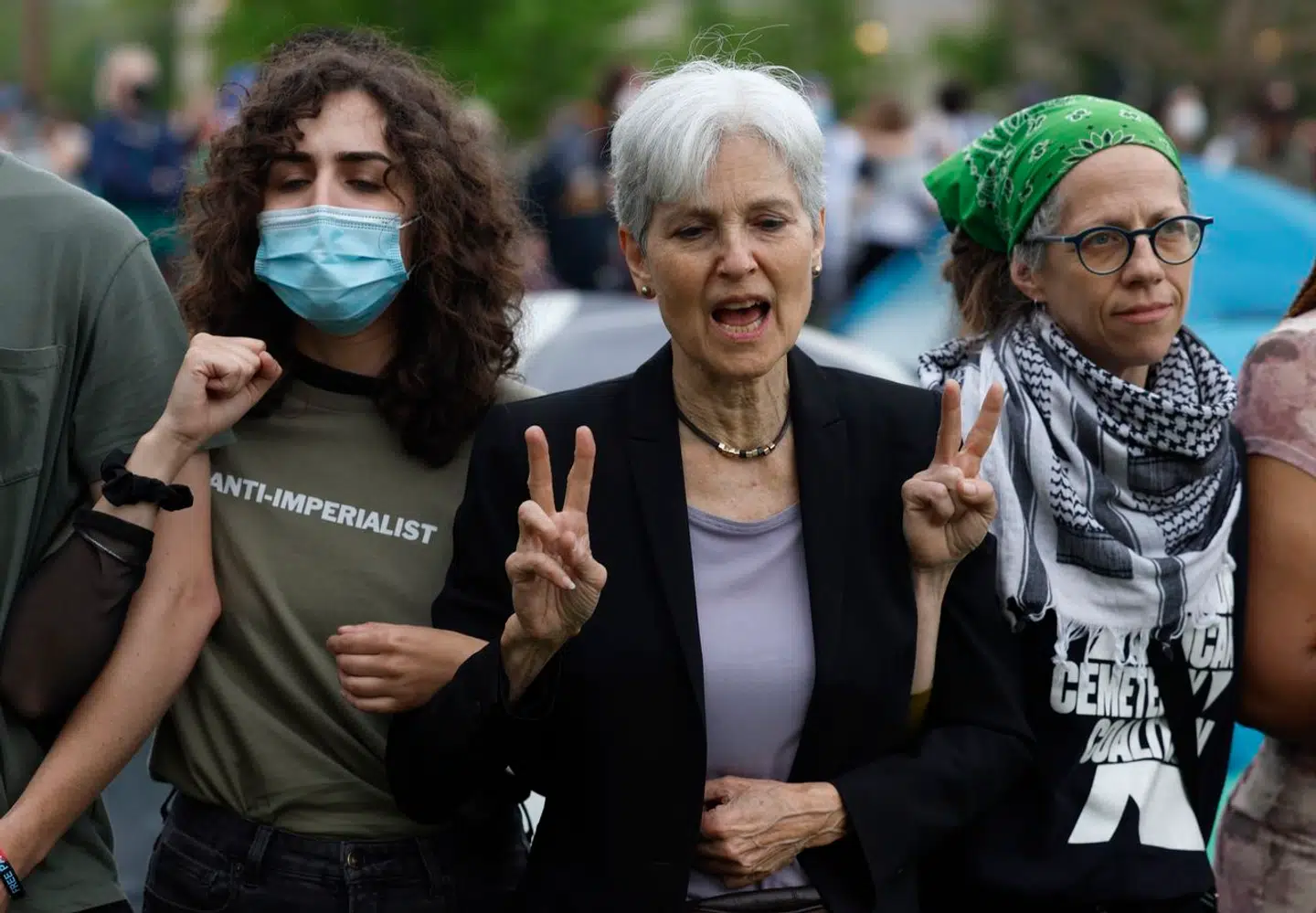 Jill Stein ses her sammen med propalæstinensiske protestanter på Washington University i april 2024.