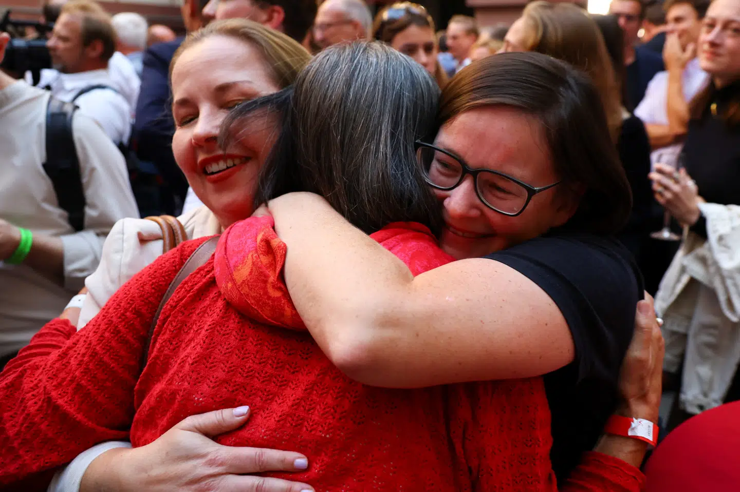 Tilhængere af det socialdemokratiske parti SPD fejrer de første valgstedsmålinger, efter at valgstederne lukkede klokken 18 ved valget i den tyske delstat Brandenburg.