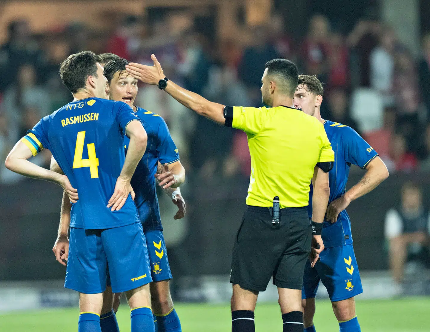 Dommer Aydin Uslu dømmer straffespark til Silkeborg efter at have set VAR i 3F Superligakampen mellem Silkeborg IF og Brøndby IF på Jysk Park i Silkeborg, søndag den 22. september 2024.. (Foto: Henning Bagger/Ritzau Scanpix)