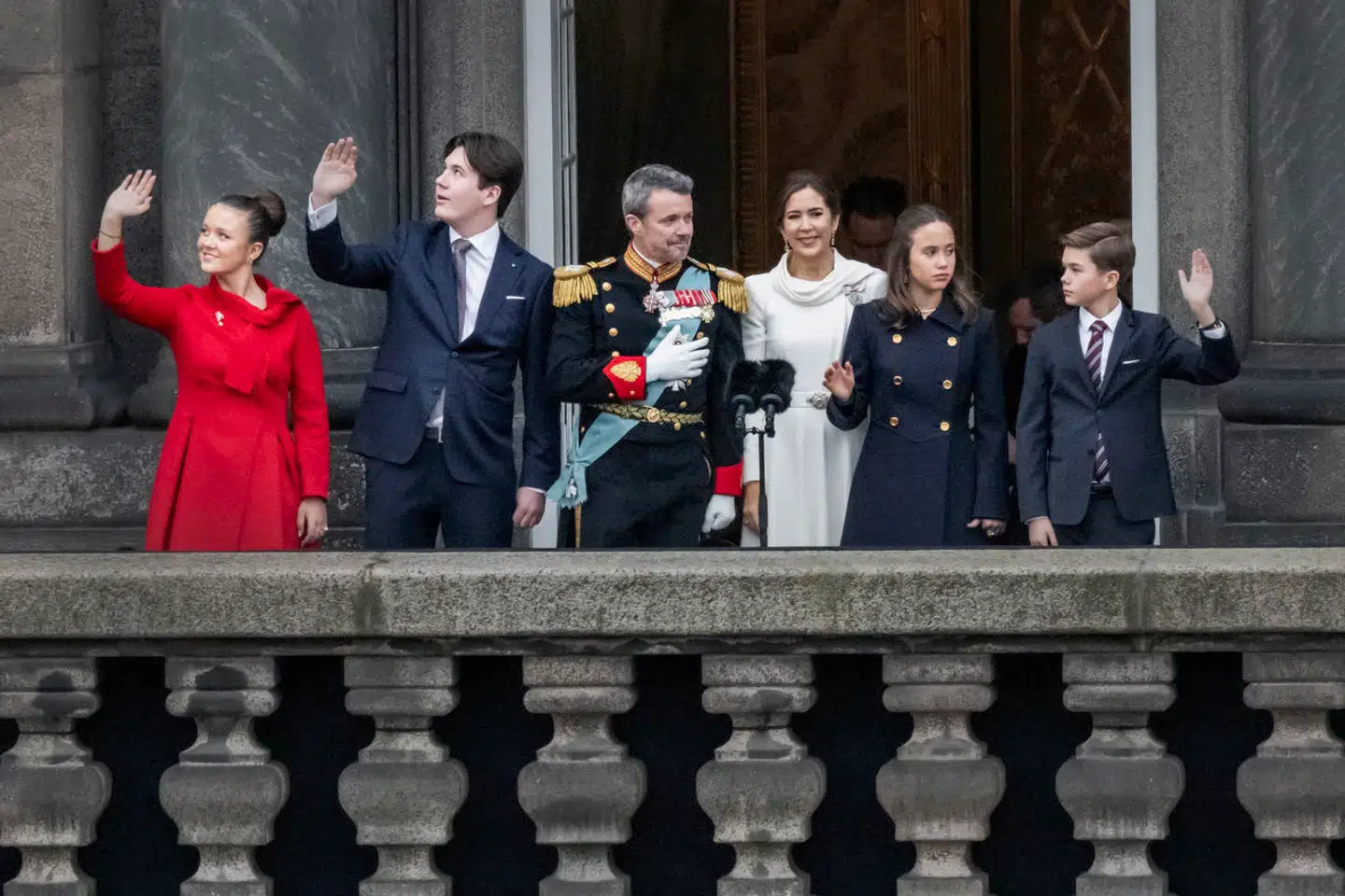 En ny bog opridser forbindelserne mellem det danske kongehus og Nazityskland. Nu opfordrer to tidligere kulturministre Kongehuset til at åbne sine private arkiver.