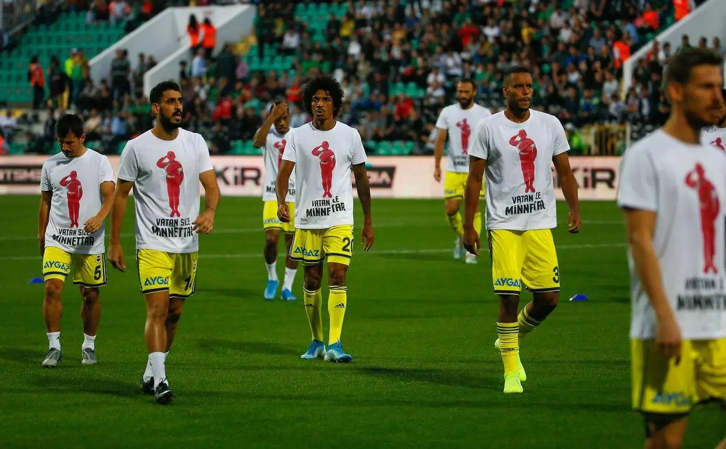 Mathias Zanka Jørgensen og resten af Fenerbahce-spillerne i de omdiskuterede trøjer.