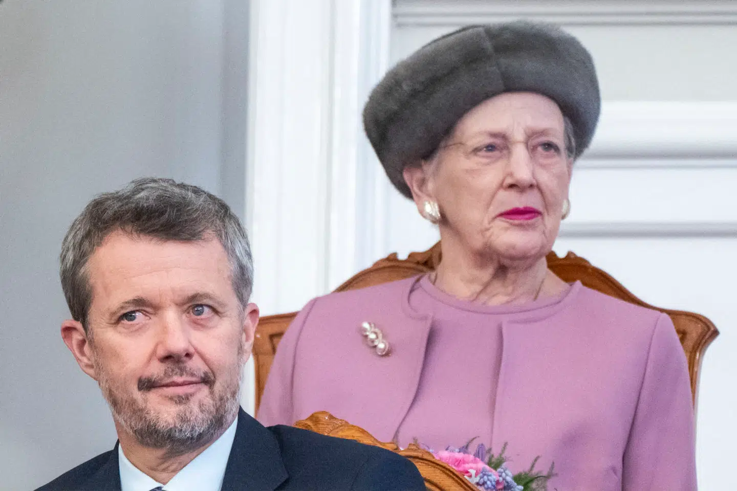 Hvad er privat – hvad er offentligt? De to ting er svære at skille ad, når det handler om de kongelige. Her ses kong Frederik og dronning Margrethe i forbindelse med Folketingets modtagelse af landets nye monark på hans første arbejdsdag.