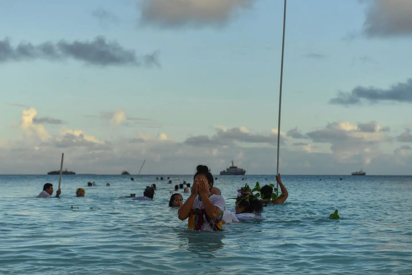 Den økonomiske eksklusive zones udstrækning afhænger også af, om en ø anses for at være egnet til beboelse eller eget økonomisk liv. Hvis det ikke længere er tilfældet, så omdefineres den til »en klippe«. Og en klippe giver ikke ret til en økonomisk eksklusiv zone, skriver Morten Albert Michelsen. På billedet ses beboere på østaten Tuvalu.