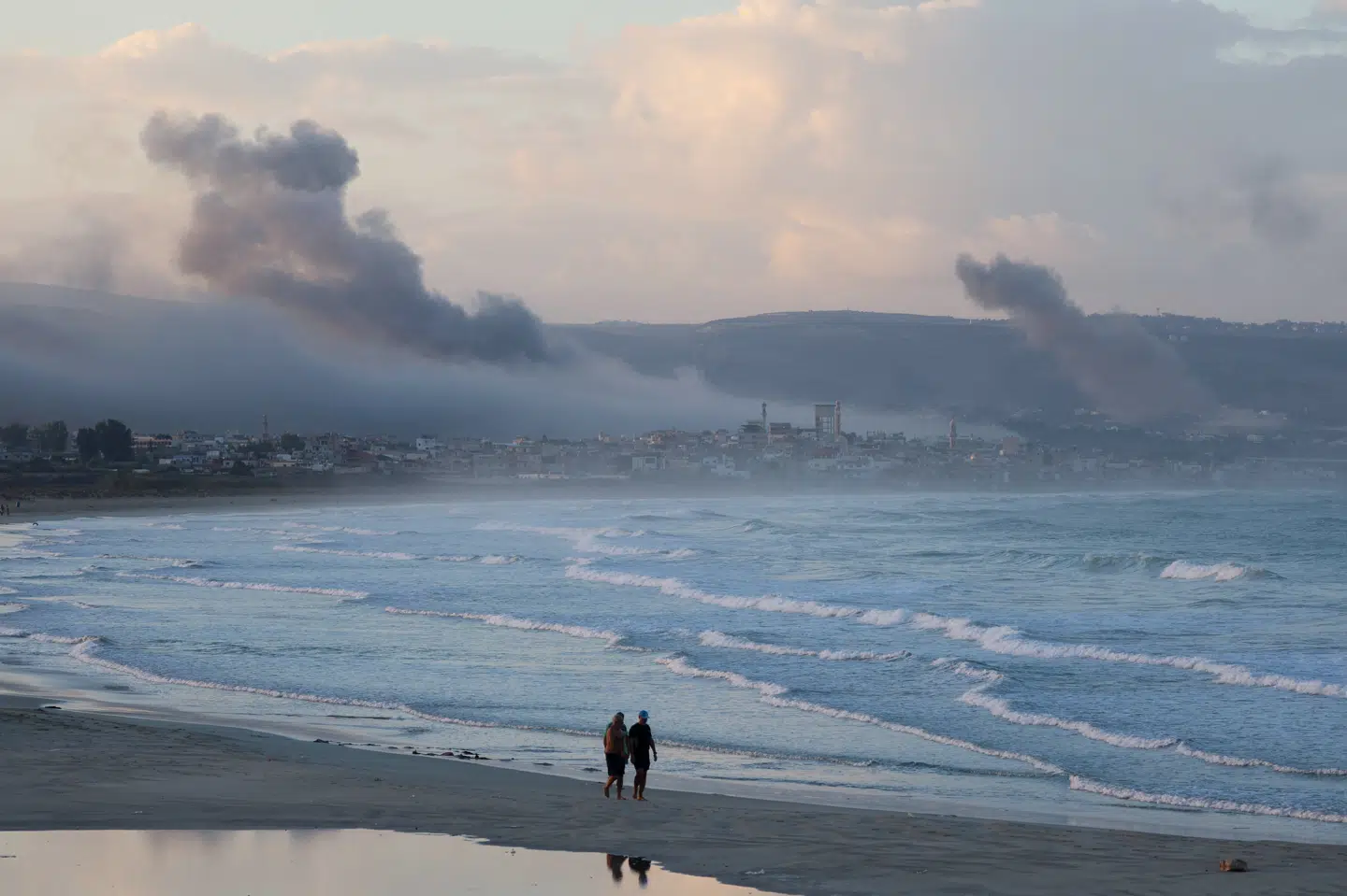 Røg stiger op fra nogle af de mål, der mandag morgen er blevet angrebet i det sydlige Libanon.