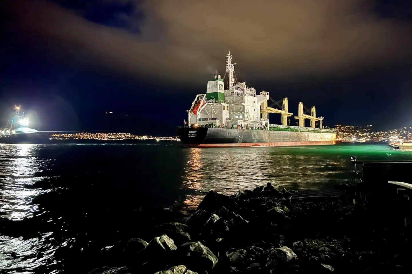 Skibet "MV Ruby" blev i slutningen af august lastet i den russiske havn Kandalaksha og satte efterfølgende kursen mod Las Palmas på Mallorca. Siden sejlede det til Tromsø i Norge, hvor det her er fotograferet. Norske myndigheder tilbageholdt skibet og afviste det siden på grund af lasten. Nu driver det rundt mellem Danmark og Norge.