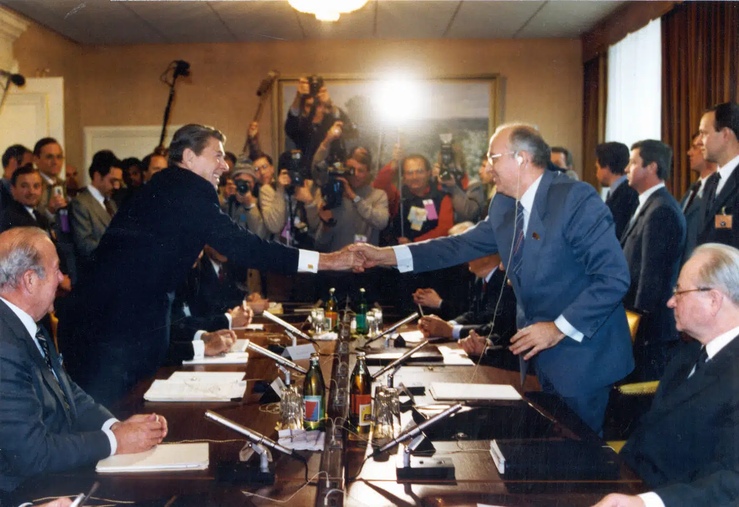 »Gorbatjov og Jeltsin åbnede en dør på klem, og Putin slog den kortvarigt helt op (for at narre fjenden?) inden han hamrede den brutalt i. Og nu slår russerne igen ukrainere ihjel. Fordi de ikke vil underkaste sig Moskva,« skriver Benn Q. Holm. Her ses tidligere sovjetleder Mikhail Gorbatjov sammen med Ronald Reagan.