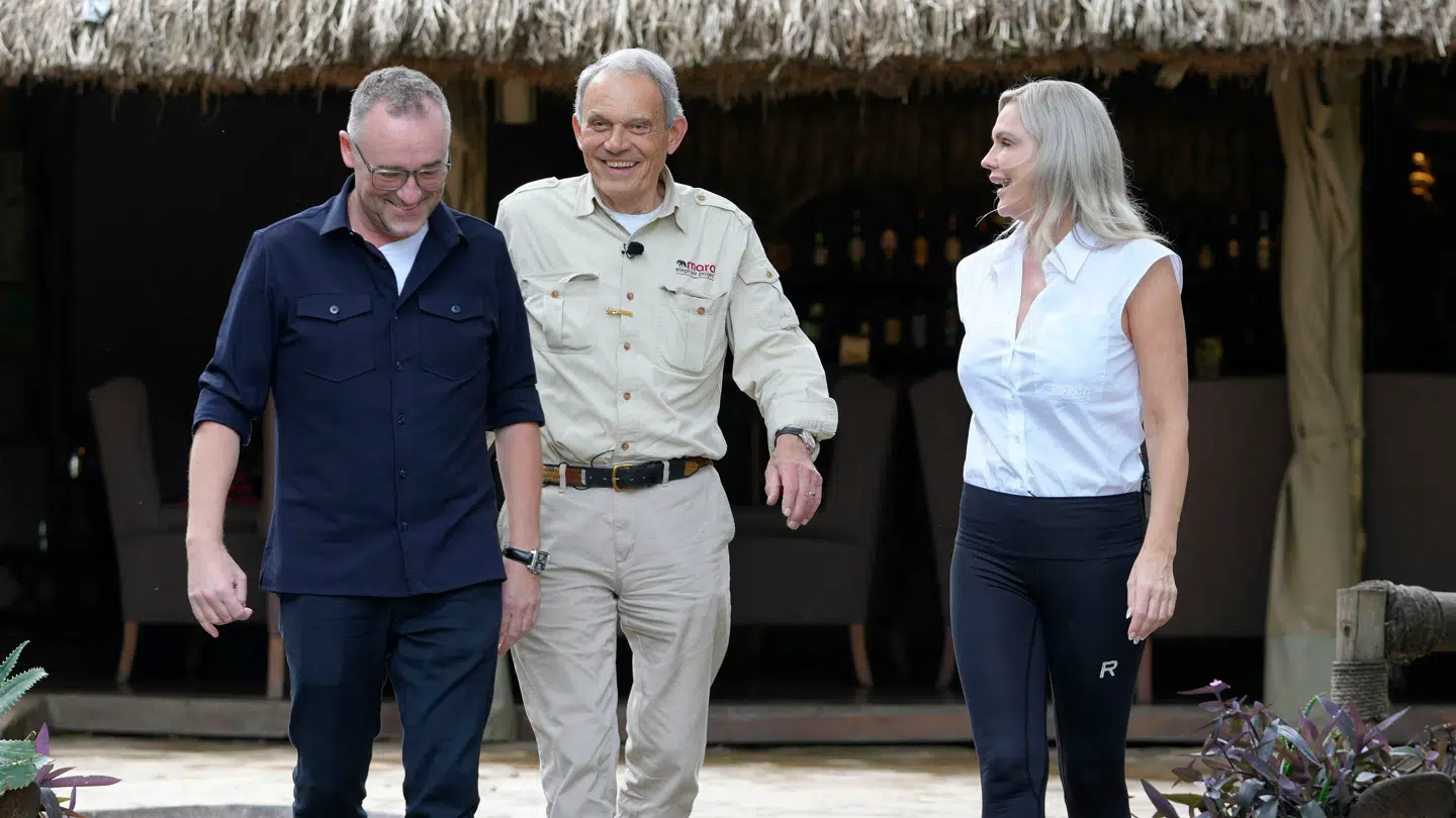Peter Ingemann møder det daværende ægtepar Janni og Karsten Ree i seneste afsnit af sit TV 2-program 'Størst' på Karsten Rees farm i Kenya. Foto: Heartland TV / TV 2
