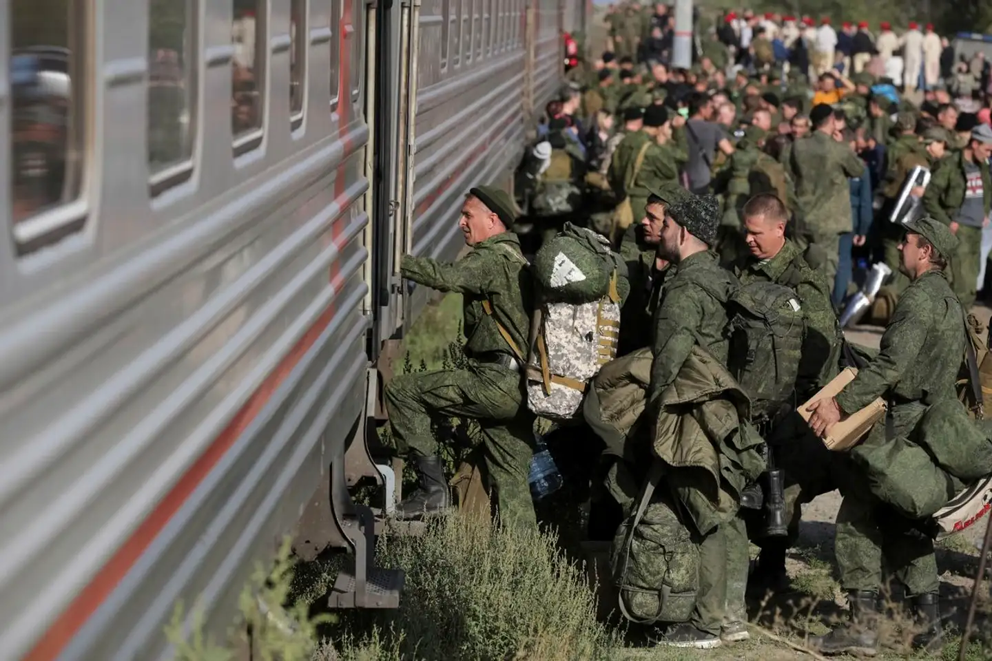 Russiske rekrutter stiger på et tog i Volgograd for at blive sendt til krigen i Ukraine. Nu er en af deres mere kendte soldaterkammerater fra regionen vendt hjem. Arkivfoto: AP/Ritzau Scanpix