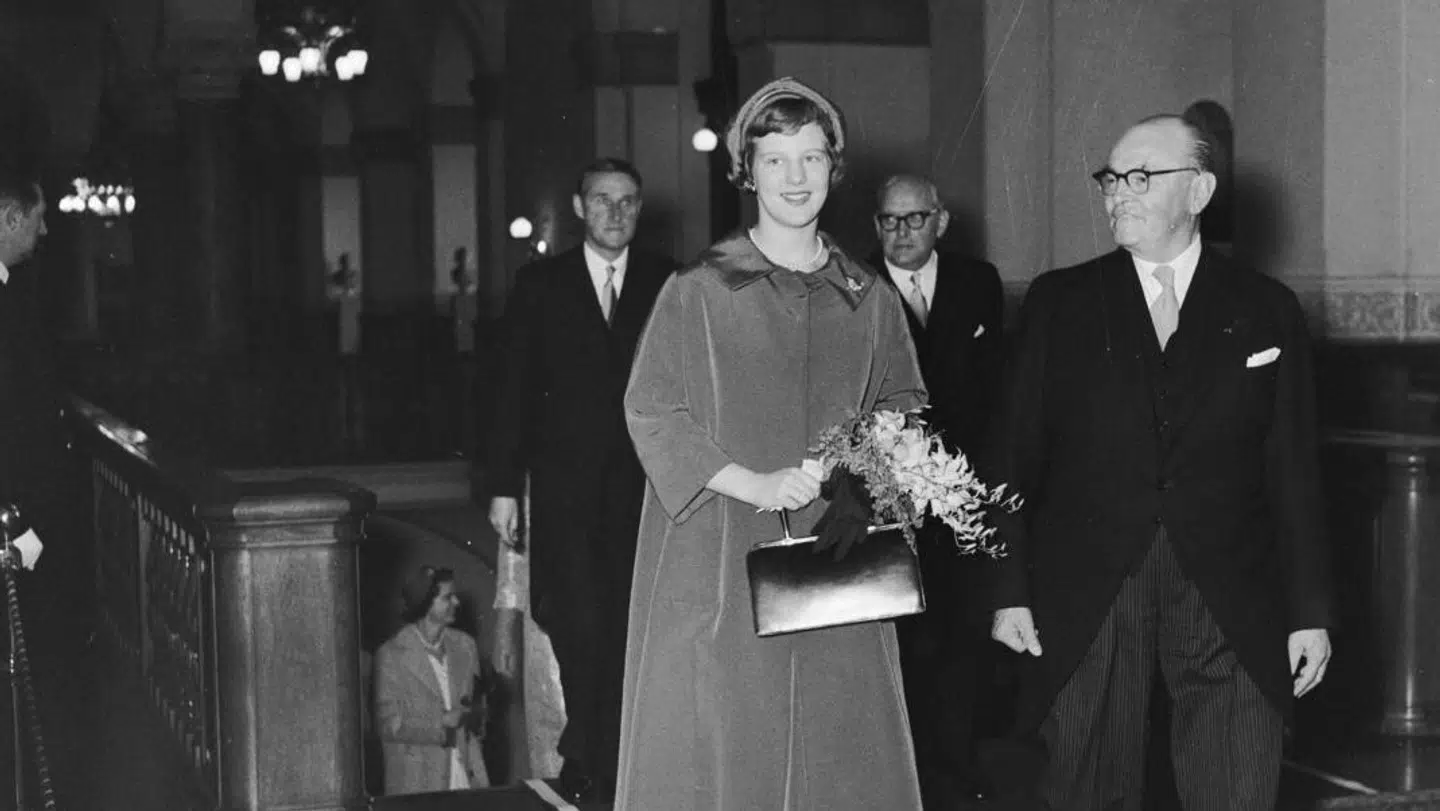 En ung dronning Margrethe, da hun 1958 ankom til sin første åbning af Folketinget.