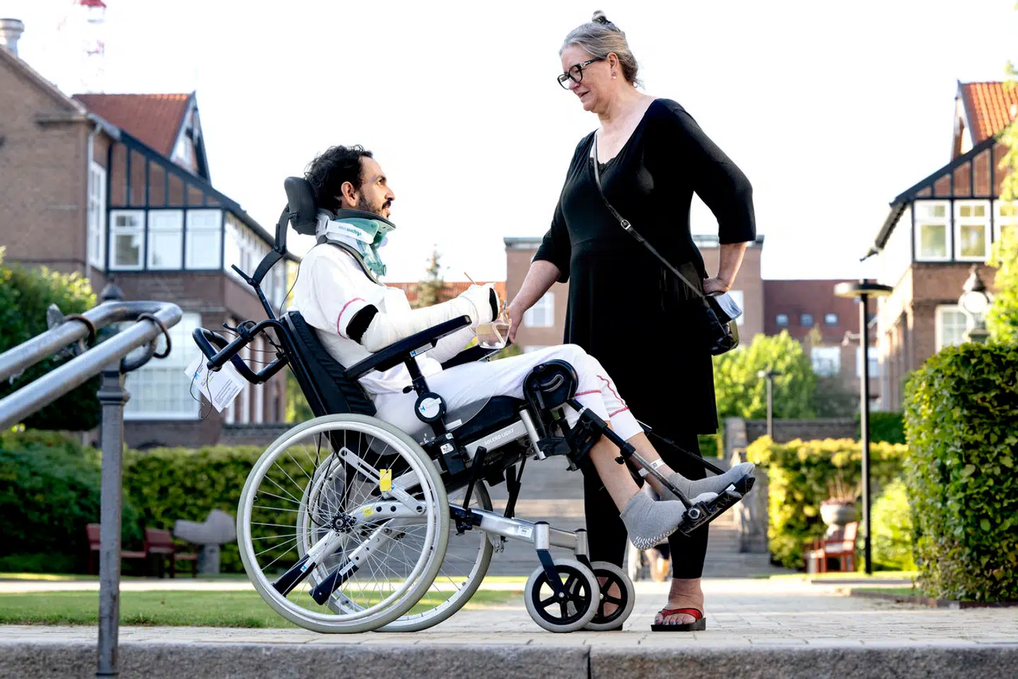 Carl Magnus Lotz Rosenberg blev mejet ned af en elcykel til et cykelløb i Hvidovre. Nu er han til genoptræning på Bispebjerg Hospital. Her har Carl besøg af sin mor, Lise.