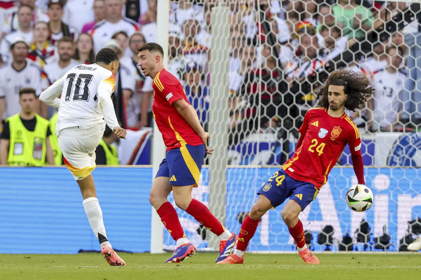 Tysklands Jamal Musiala hamrede bolden mod mål, men den ramte det nederste af den spanske back Marc Cucurellas arm og blev bremset. Der blev ikke dømt straffespark i situationen, og det var en fejl, erkendes det nu fra en dommerkomité i Uefa. (Arkivfoto).