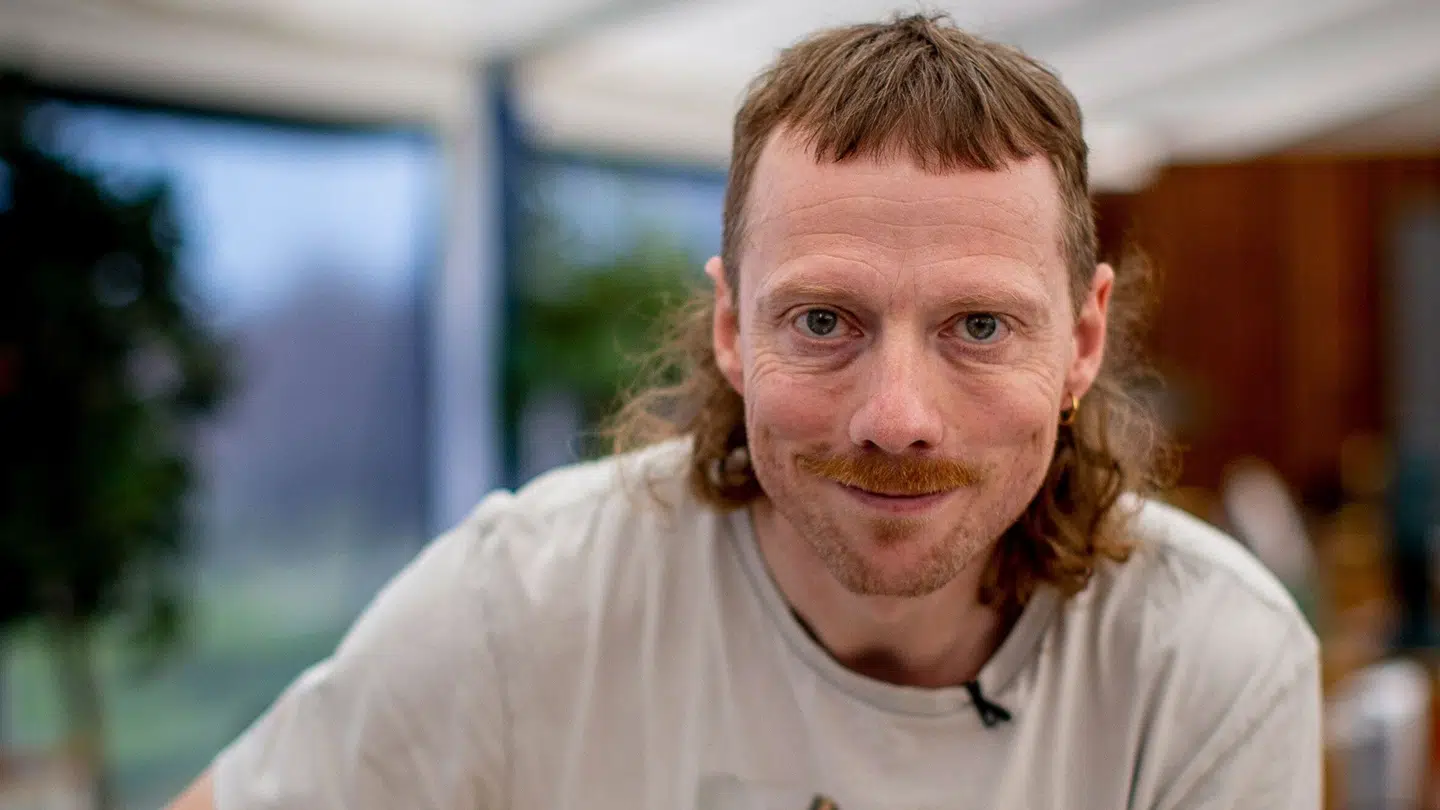 Thomas Berg er uddannet ingeniør og har sin egen virksomhed, hvor han hjælper boligejere af med radioaktiv radongas i indeklimaet. Ved siden af jobbet interesserer han sig for alt fra motorcykler til ristning af kaffebønner. Og selvfølgelig kage.