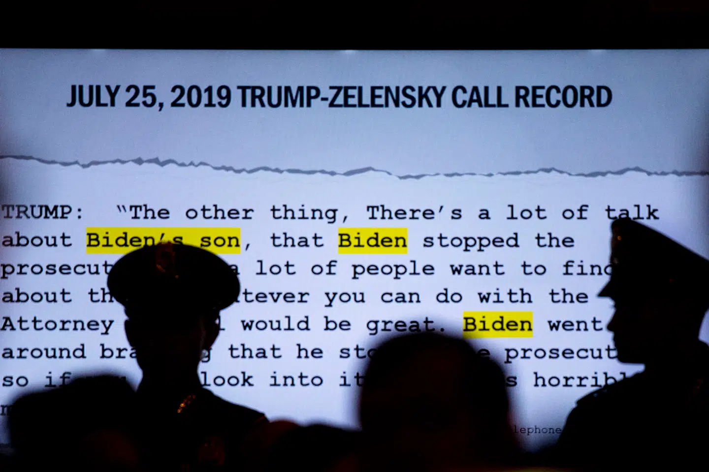 En nyvalgt Volodymyr Zelenskyj blev i 2019 trukket ind i et forløb, der førte til den første rigsretssag mod Donald Trump. Den gamle sag kaster tunge skygger over det krigshærgede lands fremtid, og nu skal de to mødes igen.