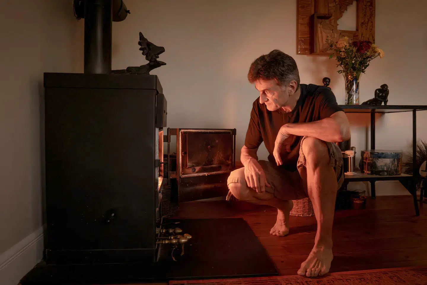 For Ole Emborg hjælper brændeovnen ikke på varmeregnskabet i den gamle murermestervilla i Valby. Men den bidrager til hyggen.