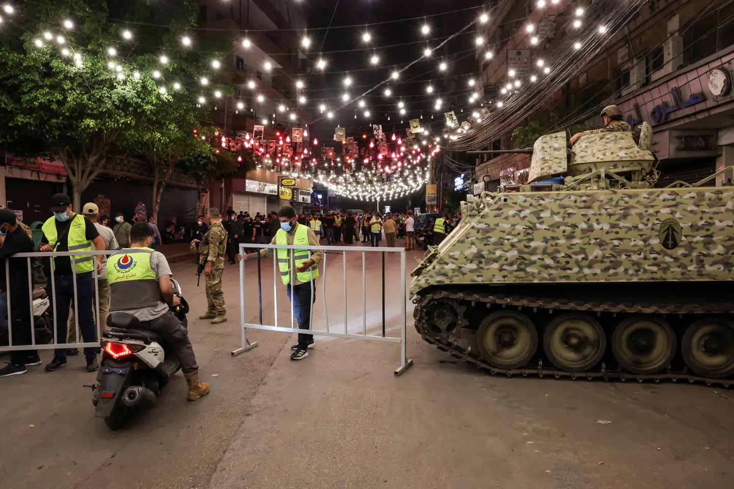 Libanesisk militær blokerer vejen nær nedslaget fra et israelsk bombeangreb i Beirut. Foto: Mohamed Azakir, Scanpix.