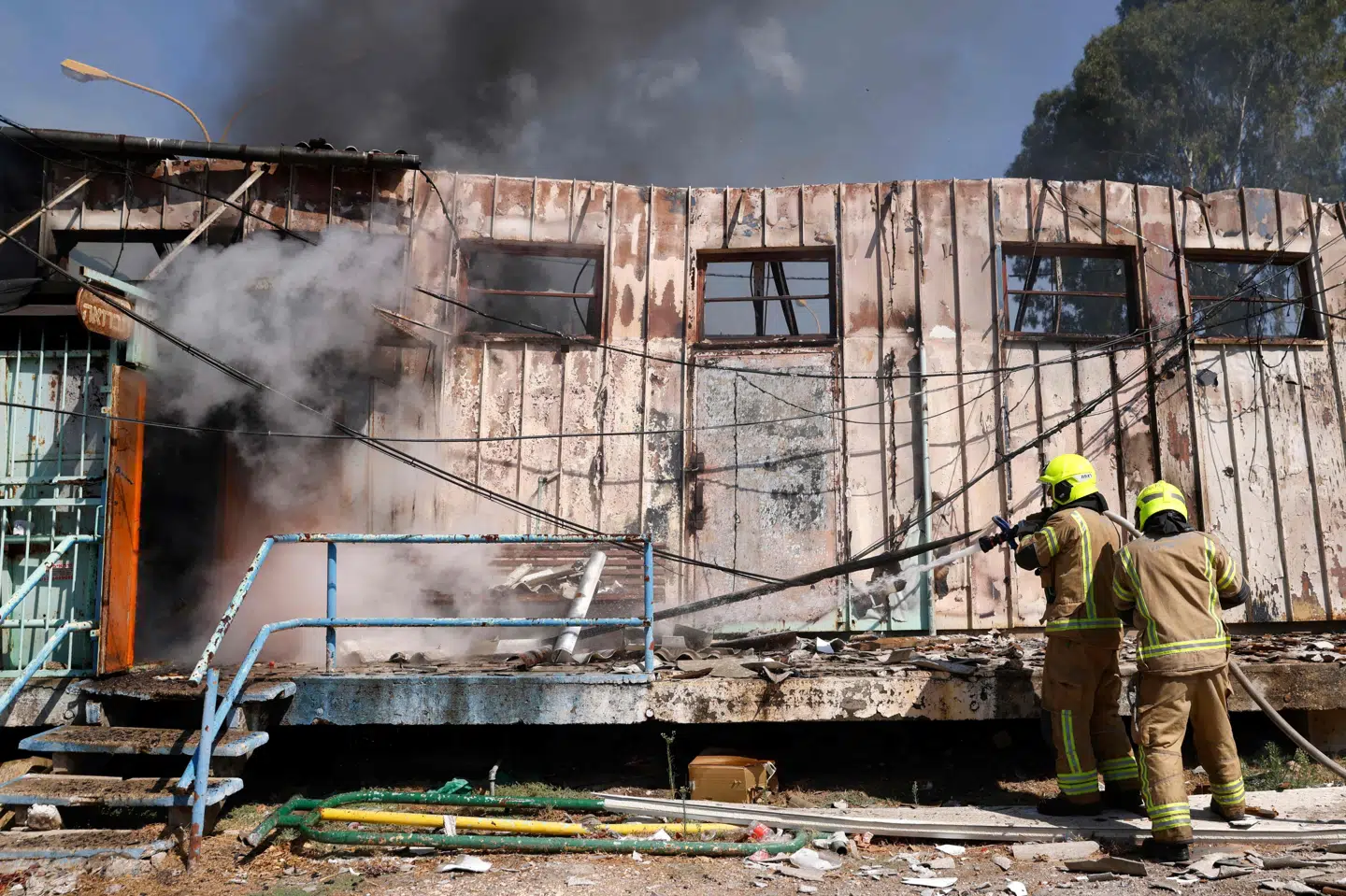 Israels militær har meddelt, at over 50 projektiler er blevet affyret fra Libanon mod det nordlige Israel. Der er ingen meldinger om tilskadekomne, men flere bygninger skal være blevet beskadiget som her i Kiryat Shmona.
