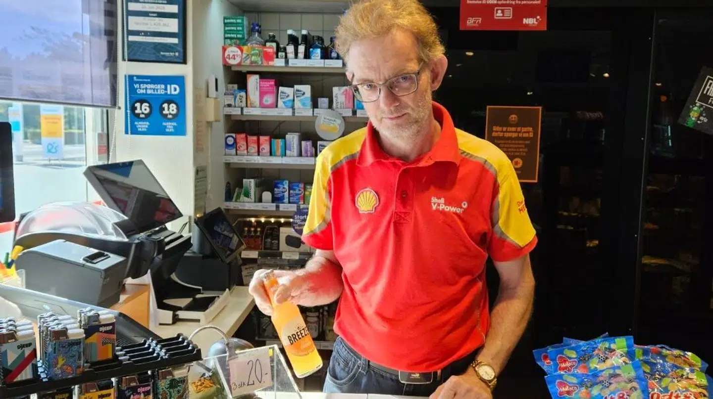 Michael Redder, der driver Shelltank i Ringkøbing, vil ikke betale regningen for at sælge en Bacardi Breezer til ung kontrollør.