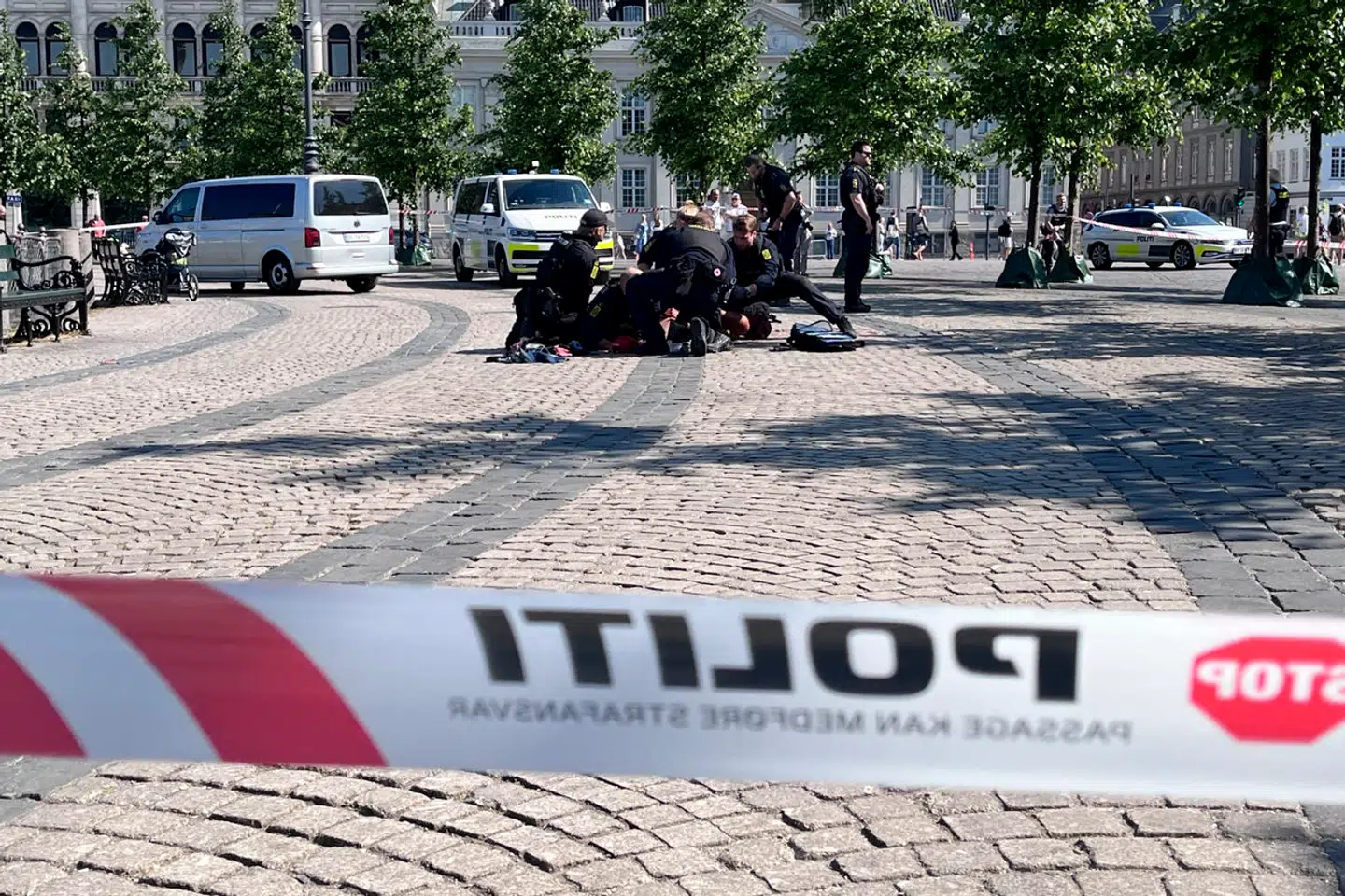 Betjente ved den sårede mand i forbindelse med politiindsatsen på Kongens Nytorv.