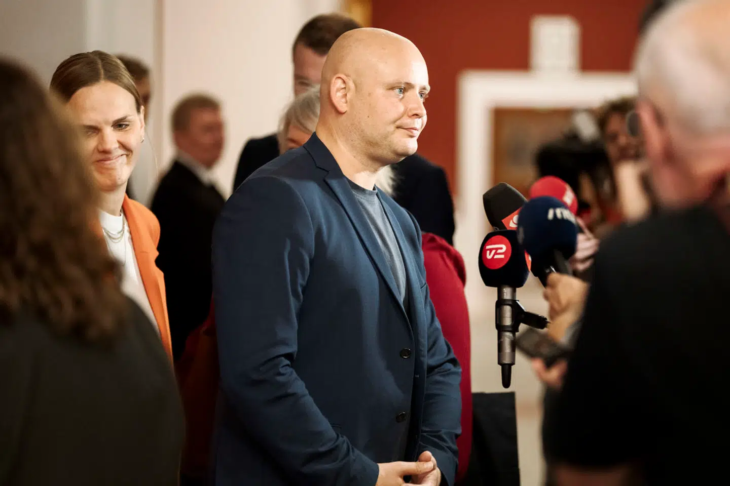 På vej ind til gruppemøde i Moderaterne sneg digitaliseringsminister sig bag kulturminister Jakob Engel-Schmidt. På vej ud var det så gruppeformand Henrik Frandsen, som Stage smøg sig bag om ryggen på.