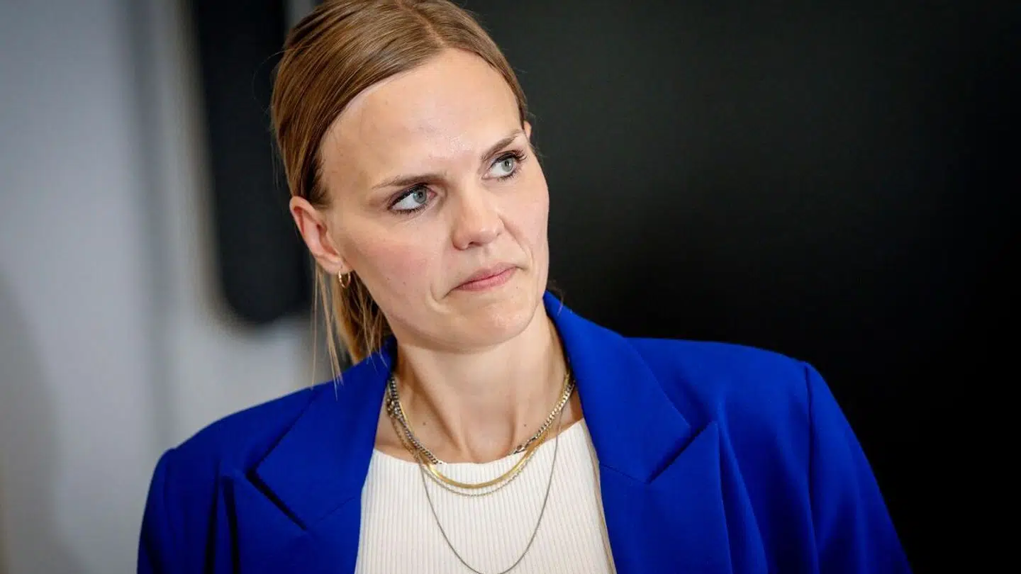 Caroline Stage har været tavs længe. Nu henviser hun til andres udtalelser om sagen, der på flere punkter vedrører hende selv.