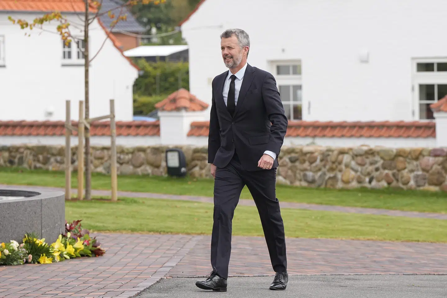 Kong Frederik ankommer til begravelse ved Bjerringbro Kirke tirsdag.