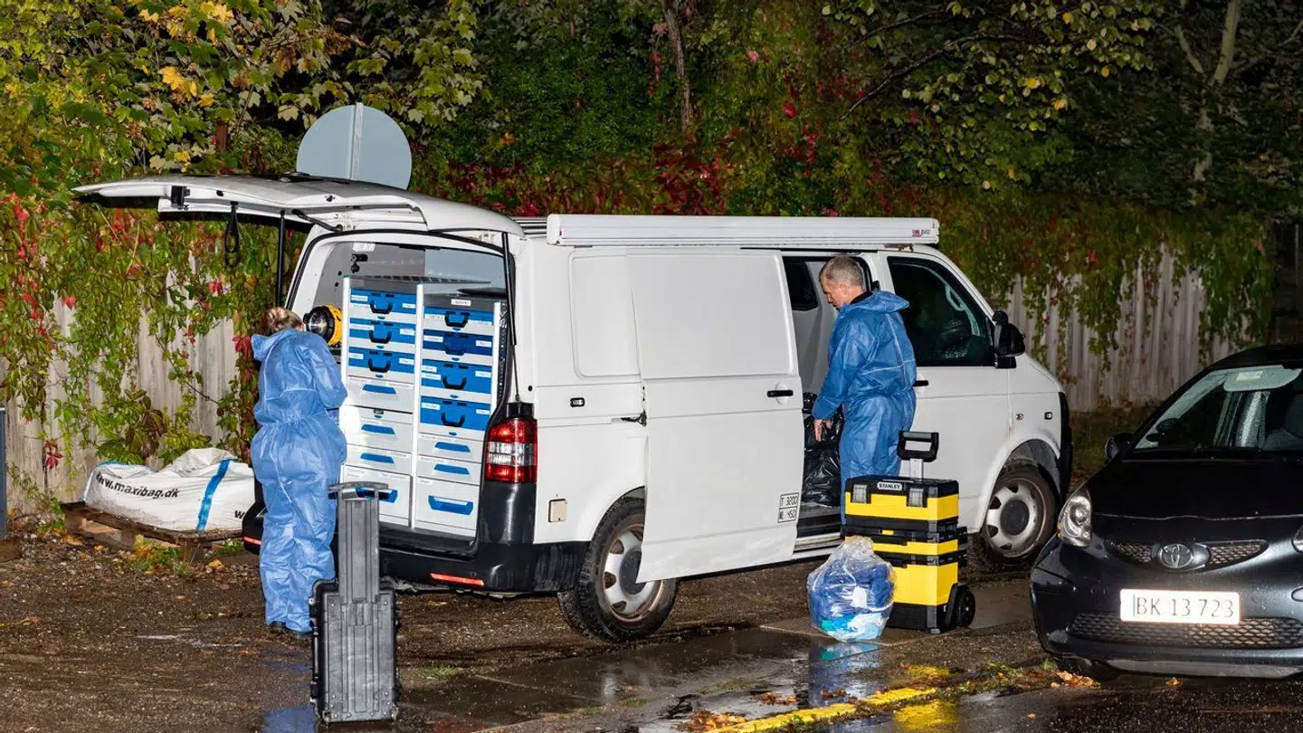 Politiet er tirsdag aften til stede med teknikere i Valby i forbindelse med, at en person er fundet død.