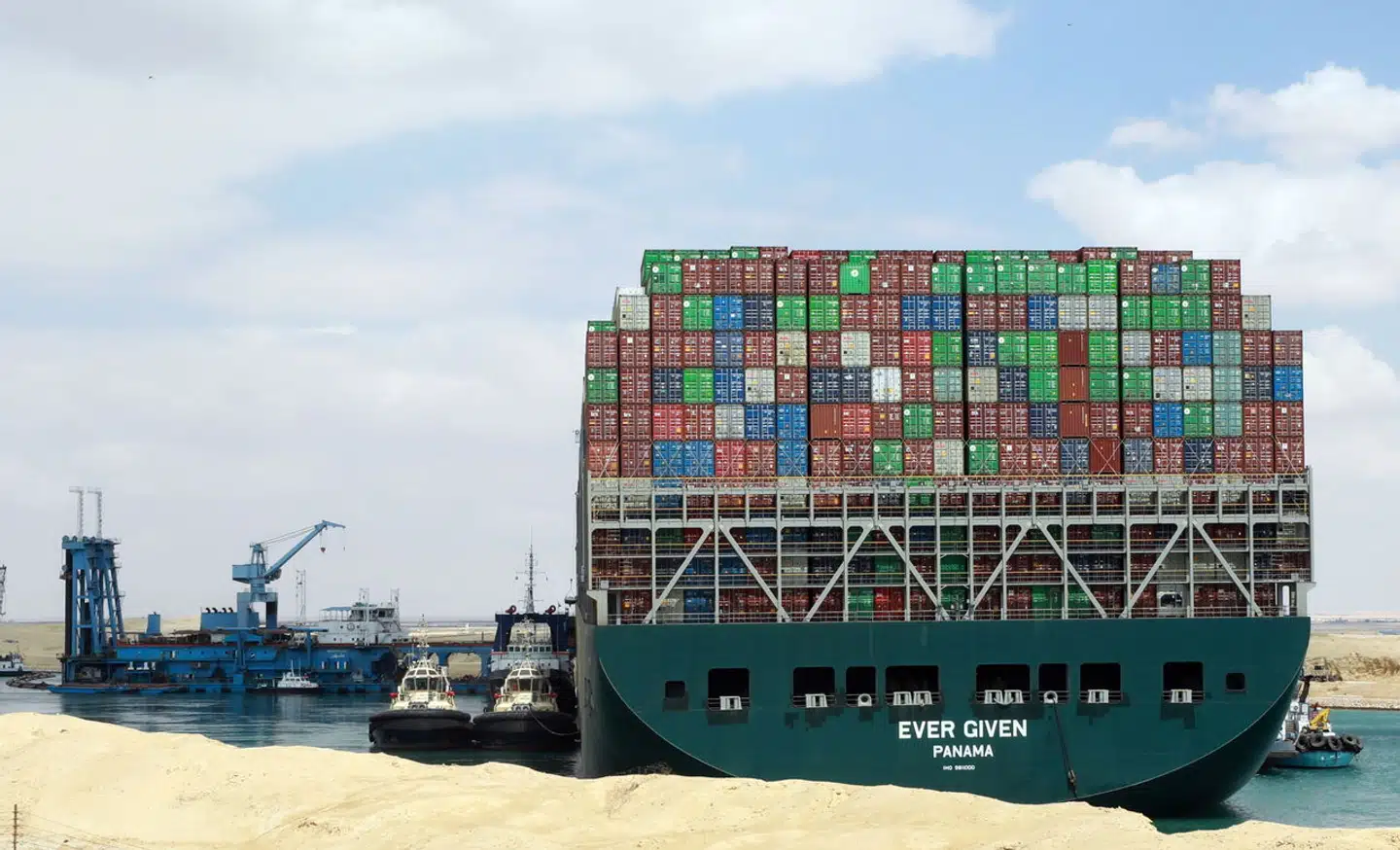 For tre år siden skabte et strandet containerskib i Suezkanalen globalt kaos, mangel på varer og stigende priser. Nu truer et nyt kaos.